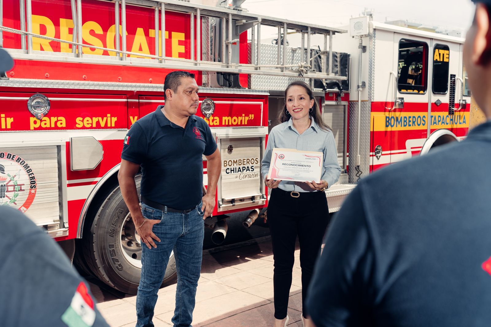 Entrega formal del reconocimiento a Coelho Group frente a una unidad de Bomberos Tapachula
